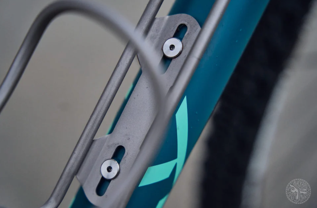 Signature Bottle Cage Wide - Titanium Bolt