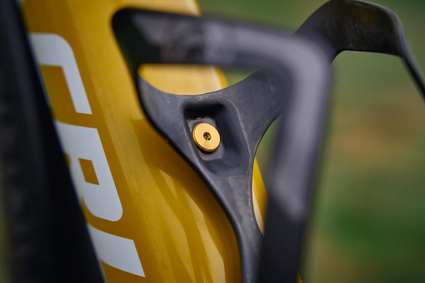 Signature Bottle Cage Wide - Titanium Bolt